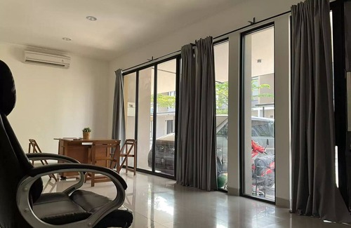 Java Casa | Rumah Dallas pik 2 dan free pembantu Banyak tempat wisata kuliner, klub, pantai