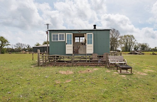St Mary's Bay Cabina | Rumwold by Bloom Stays - a rural shepherds hut sleeping 2 with amazing views!