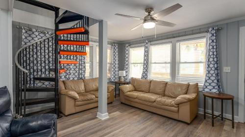 Crescent Beach Casa | Runaway Bay - 3rd Row - Beach House - Crescent Beach