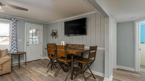 Crescent Beach Casa | Runaway Bay - 3rd Row - Beach House - Crescent Beach
