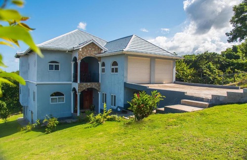 Runaway Bay Casa | RunAway to Tranquility, overlooking the Bay