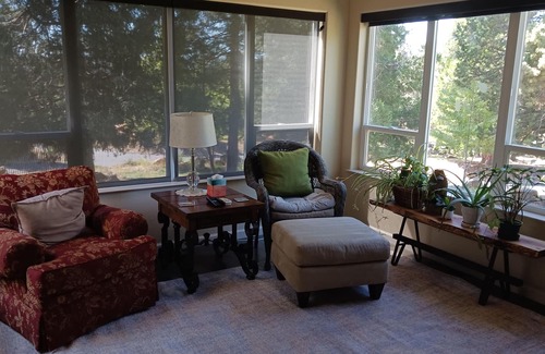 Klamath Falls Casa | Running Y custom single level home with large deck for relaxing.