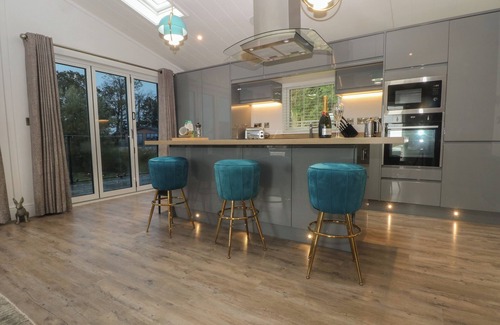 Knott End-on-Sea Cabaña | RUPERTS RETREAT, family friendly, with hot tub in Garstang