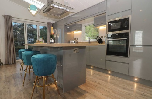 Knott End-on-Sea Cabaña | RUPERTS RETREAT, family friendly, with hot tub in Garstang