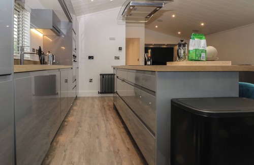 Knott End-on-Sea Cabaña | RUPERTS RETREAT, family friendly, with hot tub in Garstang