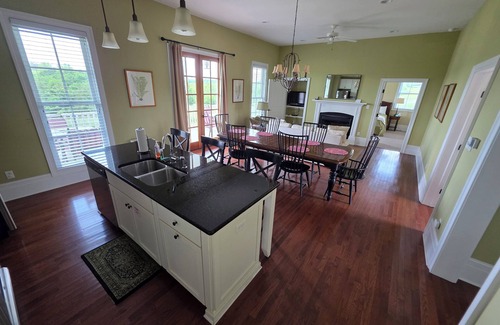 Farmville Cabaña | Rural and charming 2-bedroom cottage near H-SC and Longwood
