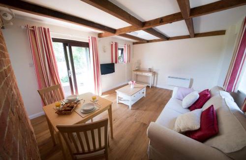 Abbess Roding Casa | Rural cottage with swimming pool!