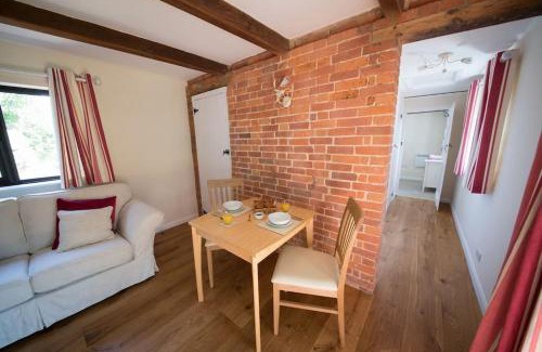 Abbess Roding Casa | Rural cottage with swimming pool!
