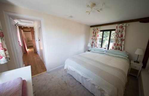 Abbess Roding Casa | Rural cottage with swimming pool!