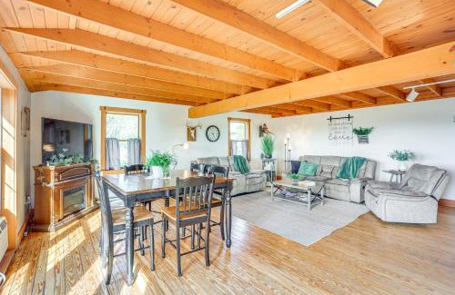 Mount Pleasant Mills Casa | Rural Dutch Country Retreat - Private Hot Tub