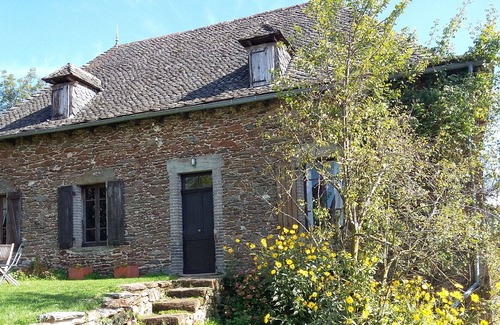 Mourjou Casa | Cortijo francés rural con una piscina en el hermoso campo