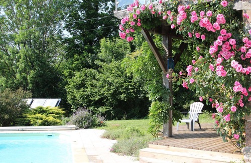 Mourjou Casa | Cortijo francés rural con una piscina en el hermoso campo