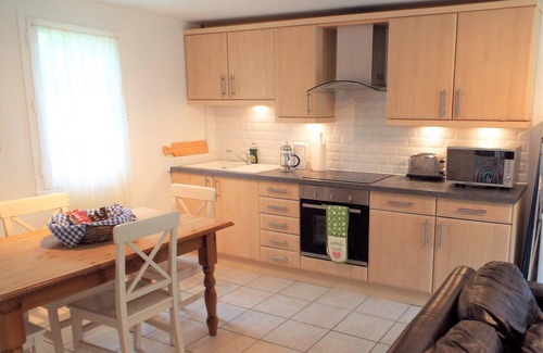 Asnieres sur Vegre Cabaña | Familiar-Gîte-2 Bedrooms with 2-Baño con ducha
