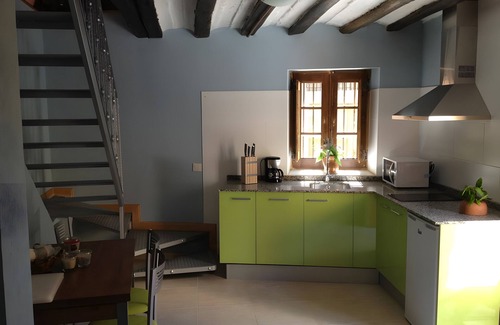 Cuzcurrita de Río Tirón Casa | Casa rural 'La Viña 3' con terraza compartida, jardín compartido y Wi-Fi