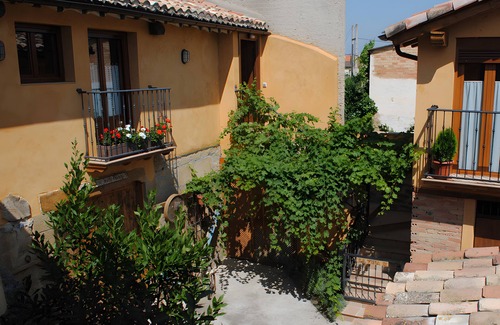 Cuzcurrita de Río Tirón Casa | Casa rural 'La Viña 3' con terraza compartida, jardín compartido y Wi-Fi