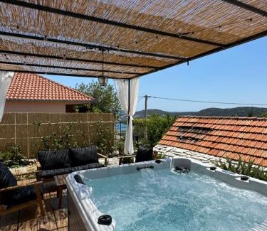 Vinisce Casa | Rural home Basin dvor with jacuzzi