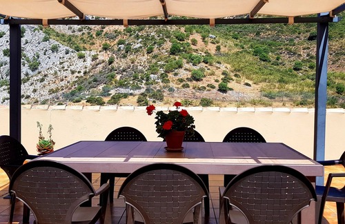 Benaojan Chalet De Esquí | Casa rural (alquiler íntegro) Casitas Cueva del Gato para 6 personas