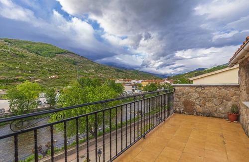 Navaconcejo Cabaña | Casa Rural** en el corazón del Valle del Jerte, junto al río.