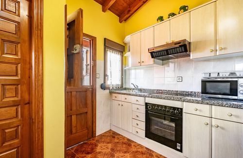 Llenín Casa | Casa rural 'La Casita De Heidi' con vistas a la montaña, terraza privada y Wi-Fi