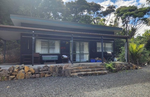 Tuateawa Cabina | Ruru Retreat - peaceful oasis set off the road, pet friendly!