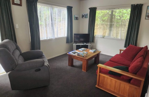 Tuateawa Cabina | Ruru Retreat - peaceful oasis set off the road, pet friendly!