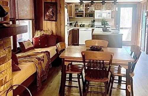 Hayesville Cabina | Rushing Waters - ¡A solo pies de Creek!