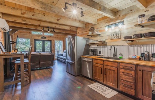 Trenton Cabina | Rusko's treetop retreat w/ Hot Tub & Nature Views