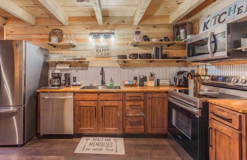 Trenton Cabina | Rusko's treetop retreat w/ Hot Tub & Nature Views