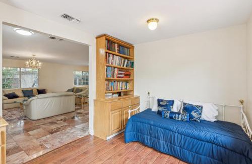 Los Feliz Casa | Russell House Near Hollywood & Griffith Park home