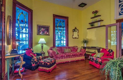Russellville Casa | Russellville House with Garden - Walk to Main Street