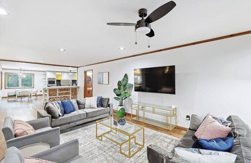 McKinney Casa | Russwood Acres Estate ft Gym, Cinema, Pool Table