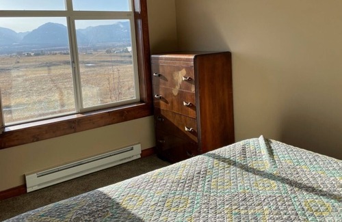 Corvallis Apartamento | Rustic 2 bed/1 bath Cabin above shop +hot tub!