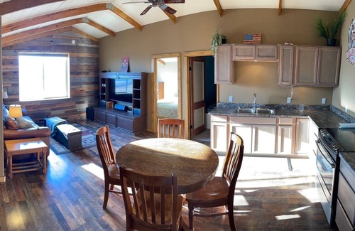 Corvallis Apartamento | Rustic 2 bed/1 bath Cabin above shop +hot tub!