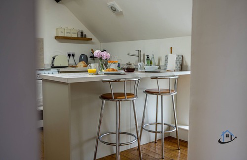 Caldecott Apartamento | Rustic 2 bed flat, en-suite, parking, corporates