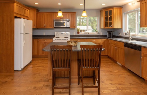 Black Creek Casa | Rustic 3 Bedroom with Fireplace in Miracle Beach