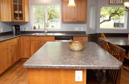 Black Creek Casa | Rustic 3 Bedroom with Fireplace in Miracle Beach