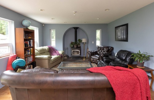 Black Creek Casa | Rustic 3 Bedroom with Fireplace in Miracle Beach