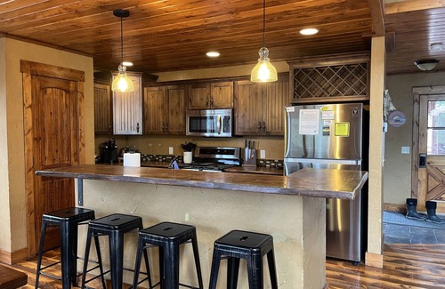 Deadwood Cabina | Rustic 4 bedroom cabin at Gilded Mountain, wifi, pool access, paved roads