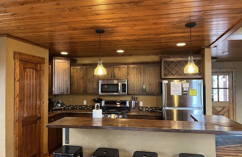Deadwood Cabina | Rustic 4 bedroom cabin at Gilded Mountain, wifi, pool access, paved roads