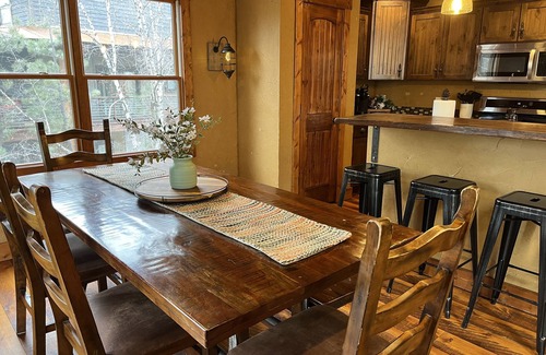 Deadwood Cabina | Rustic 4 bedroom cabin at Gilded Mountain, wifi, pool access, paved roads