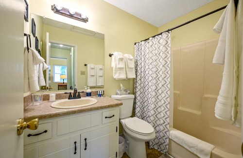 Jonesboro Casa | Rustic 4BR Home In Huge Open Air Space & BKYD Deck