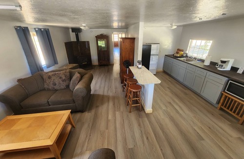 Maricopa Cabina | Rustic 5BR Cabin in Glamping Resort w/ Firewood for Relaxing Evening