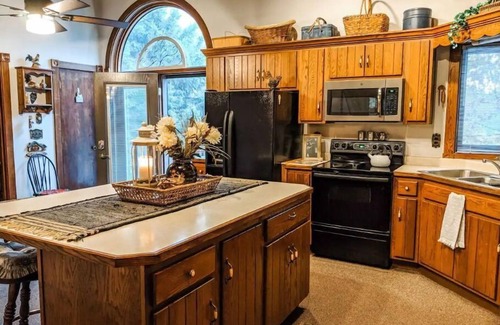 Decorah Casa | Rustic Acres Cabin & Springs