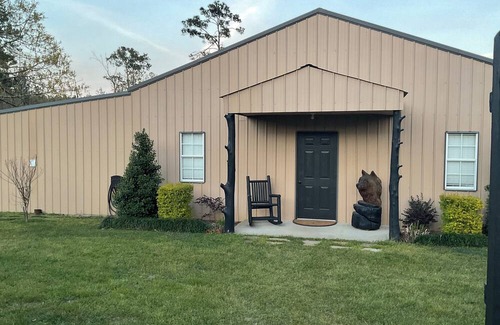 Neely Apartamento | Rustic and cozy 2 bedroom apartment in charming Lucedale Ms, with WiFi,AC