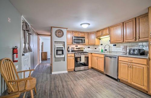 Russell Casa | Rustic and Modern Russell Cabin with Grill and Deck