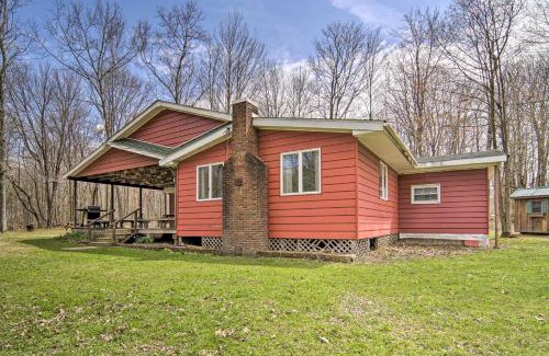 Russell Casa | Rustic and Modern Russell Cabin with Grill and Deck