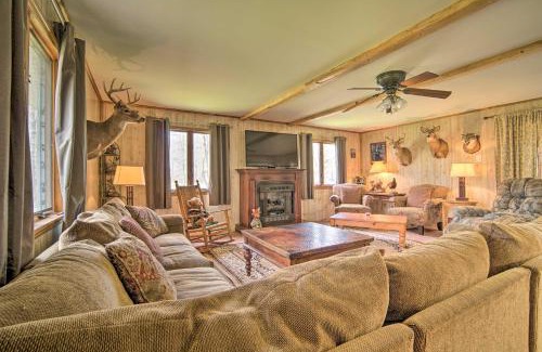 Russell Casa | Rustic and Modern Russell Cabin with Grill and Deck