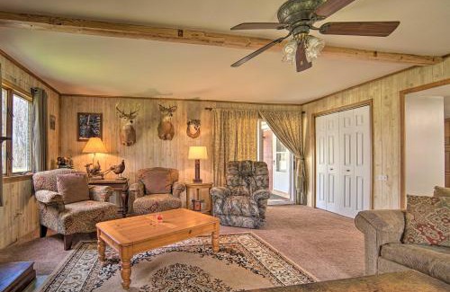 Russell Casa | Rustic and Modern Russell Cabin with Grill and Deck