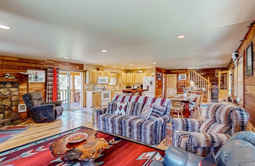 Garden Valley Cabina | Rustic and secluded cabin with two decks, hot tub, board games, W/D, & AC