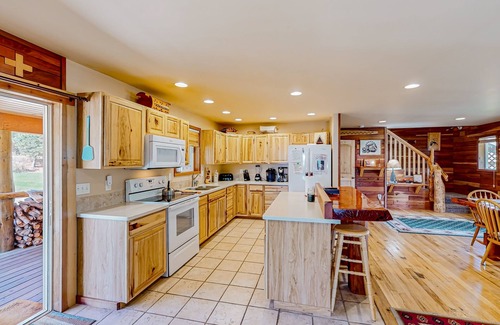 Garden Valley Cabina | Rustic and secluded cabin with two decks, hot tub, board games, W/D, & AC